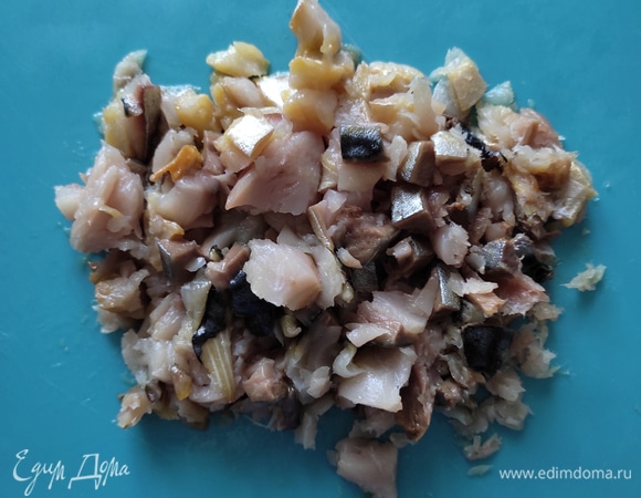 Нарезать филе мелкими кусочками. Сбрызнуть лимонным соком.