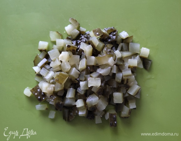 Маринованные огурцы — кубиками.