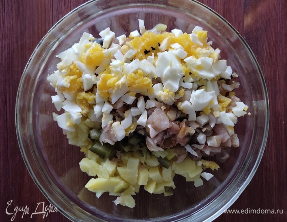 В чашу сложить все нарезанные ингредиенты, добавить зеленый горошек, заправить майонезом, попробовать на соль, при необходимости досолить. Сервировать салат можно порционно или в большом салатнике. Поставить в холодильник на 2–3 часа для охлаждения. Перед подачей посыпать нарезанным зеленым луком и укропом. Приятного аппетита!