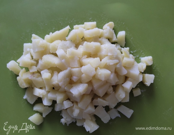Отваренный в мундире картофель почистить и нарезать кубиком.