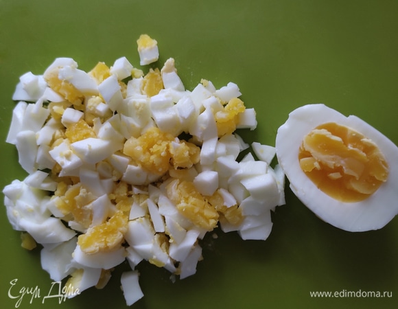 Яйца отварить так, чтобы желток остался немного жидким. Нарезать мелкими кусочками.