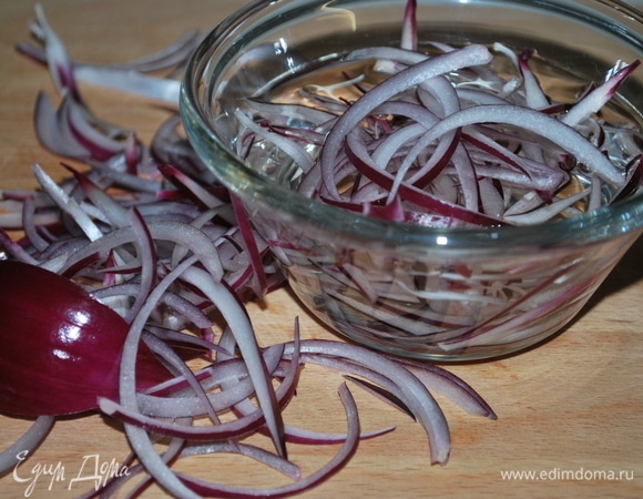 Лук очистите, нарежьте тонкими полукольцами. В миску налейте 120 мл воды, добавьте 2 ч. л. сахара и 2 ч. л. яблочного уксуса, маринуйте лук в течение 15 минут.