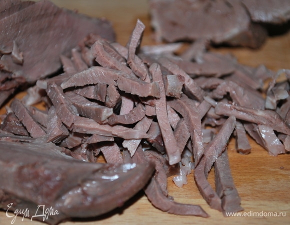 Заранее отварите свиное сердце в течение 1,5–2 часов, время зависит от размера продукта. Остудите, очистите от лишнего жира и нарежьте на тонкие полоски.