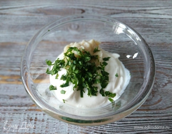 Для заправки свежие листья базилика вымойте и мелко порубите, смешайте сметану, протертый хрен и измельченный базилик.