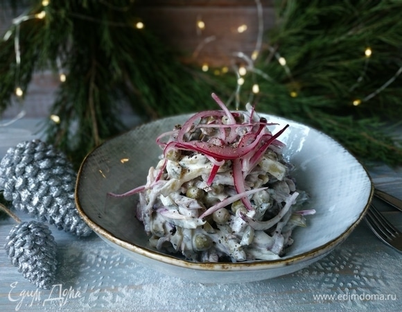 Посыпьте салат свежемолотым черным перцем, подавайте к столу. Приятного аппетита.