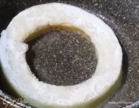 Кабачок нарезать кружками шириной не менее 1 см. Очистить, удалить середину. Посолить, обвалять в муке. Выложить в сковороду с разогретым маслом.