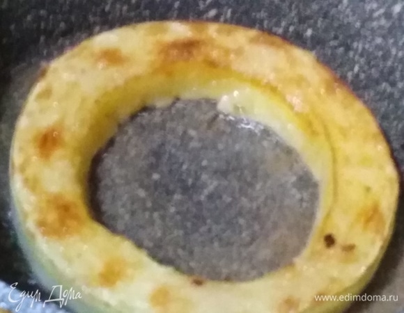 Обжарить с двух сторон на сильном огне примерно по 2 минуты.