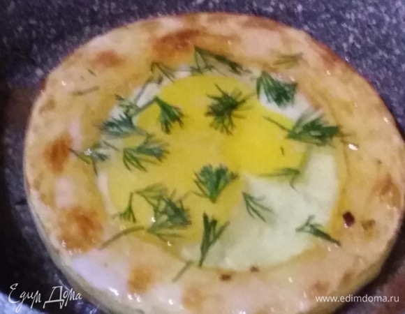Посолить, добавить измельченный чеснок, зелень. Жарить до готовности.