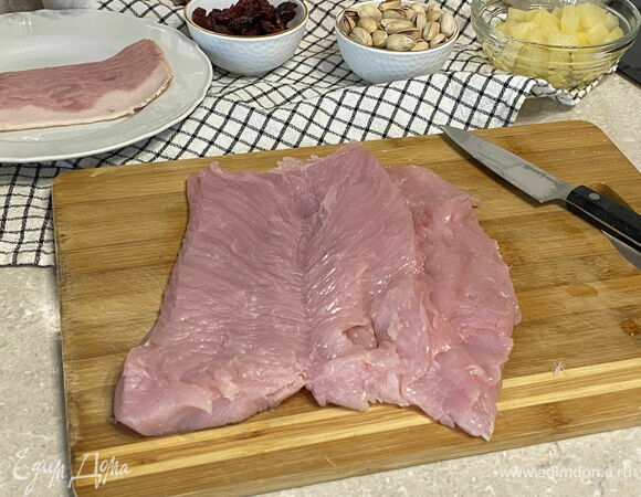 Острым ножом надрежьте филе грудки так, чтобы оно раскрылось как «книжка». 