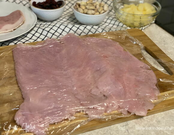 Накройте филе пищевой пленкой, отбейте. Старайтесь, чтобы кусок мяса не порвался. 