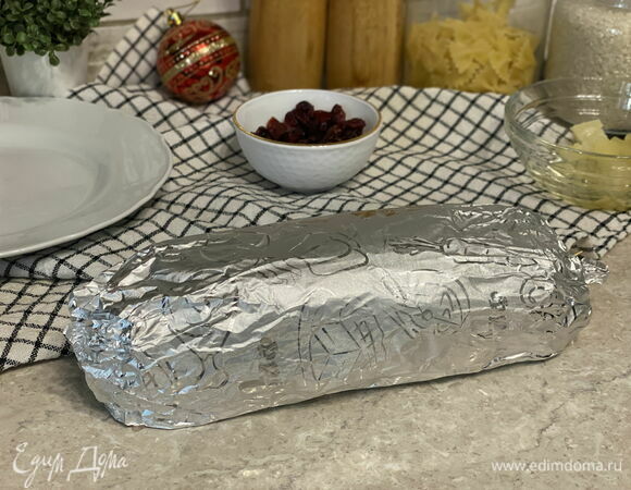 Заверните в 2 слоя фольги. Уберите рулет в духовку на 50 минут при 180°C.