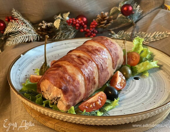 Надрежьте верхний слой фольги и запекайте рулет до румяной корочки. Дайте рулету немного остыть, нарежьте и подавайте с ягодным соусом.