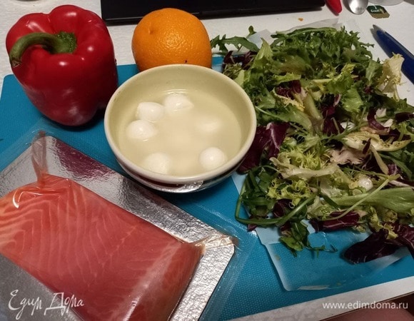 Подготовим ингредиенты. Апельсин, перец и зелень промыть и высушить.