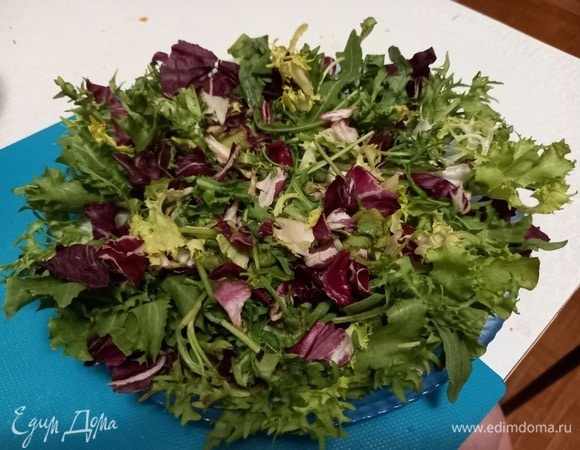 На большое плоское блюдо выкладываем салатный микс так, что бы он полностью закрывал тарелку.