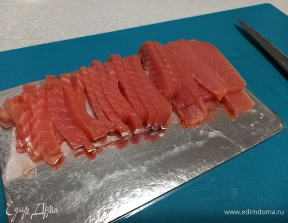 Форель нарезаем соломкой или кубиками — как больше нравится. Если попадутся кости, убираем их.