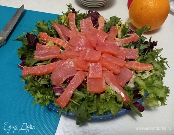 Нарезанную рыбу выкладываем на тарелку поверх салата.