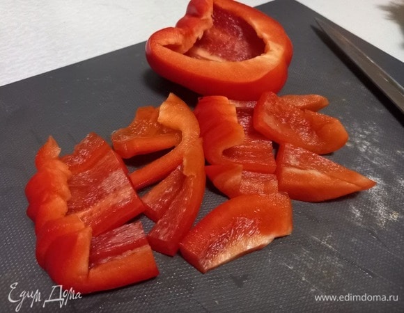 Половину болгарского перца нарезаем соломкой, а затем пополам. Можно нарезать кубиками.