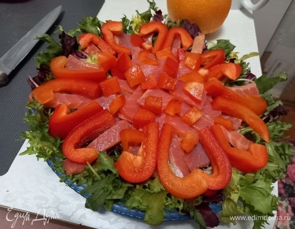 Выкладываем перец поверх форели.