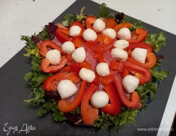 Шарики моцареллы выкладываем поверх болгарского перца в произвольном порядке. Если используете большой кусок моцареллы, его необходимо предварительно нарезать на кубики примерно по 1 см.