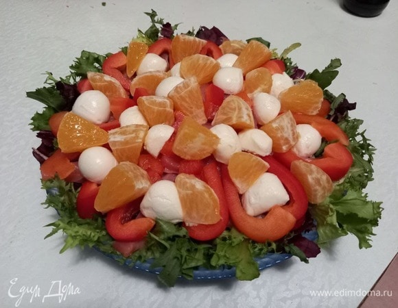 От очищенного апельсина нам нужна только половина. Каждую дольку режем на 3 сегмента и выкладываем на салат в произвольном порядке.