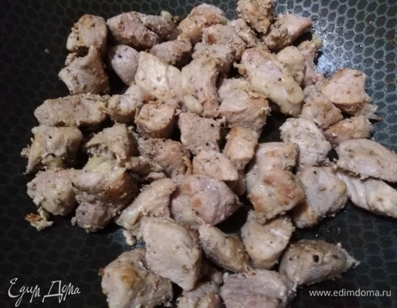 Мясо нарезать некрупными кусками. Обжарить на сухой сковороде с добавлением перца и соли.