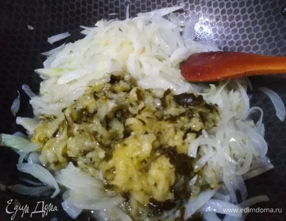 Лук обжарить на растительном масле. Добавить натертые на крупной терке маринованные огурцы. Пассеровать.