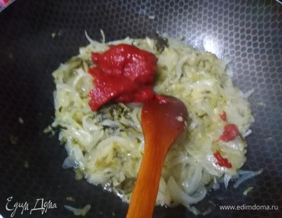 Добавить томатную пасту. Обжарить.