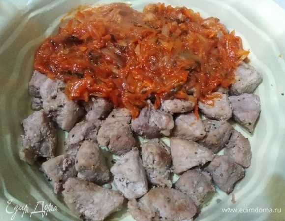На мясо выложить пережаренные овощи.