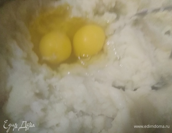 Картофель отварить в подсоленной воде. Слить воду, добавить сливочное масло, размять. Вбить яйца и еще раз размять.