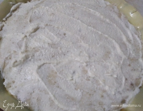 Смазать сметаной.