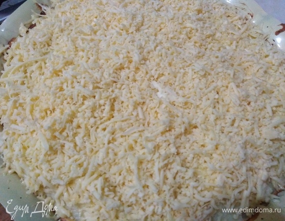 Достать, посыпать натертым сыром.