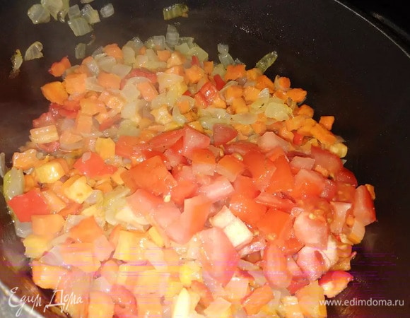 Сварить мясной бульон. Обжарить репчатый лук с морковью. Добавить болгарский перец. Обжарить. Добавить помидор, обжарить.