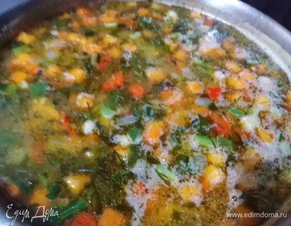 С зеленого горошка слить жидкость. Добавить в суп. Проварить в течение 5 минут. Всыпать нарезанную зелень. Проварить в течение 3 минут.