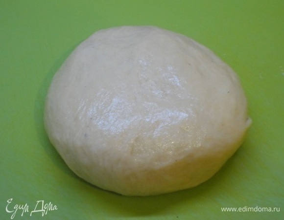 Для теста растопите на сковороде сливочное масло, а потом влейте горячую воду и добавьте соль. В отдельной посуде смешайте просеянную муку с яйцом. Влейте в миску горячую жидкость из сковороды. Перемешайте продукты сначала ложкой, так как тесто горячее, а затем — руками. Поставьте его в холодильник на полчаса.