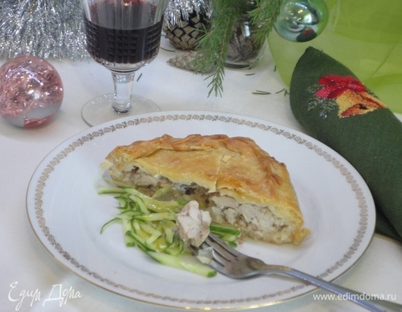 Запекайте пирог в духовке 45 минут. Растворите желатин в горячем мясном бульоне. Когда пирог будет готов, влейте жидкость через отверстие. Подавать угощение к столу можно будет после того, как оно остынет.