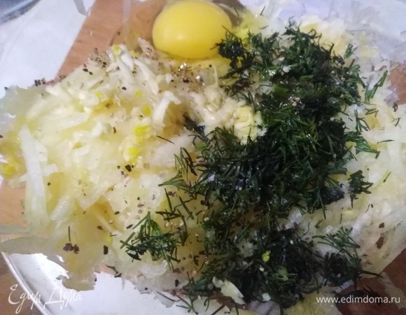 Кабачок и зубчик чеснока натереть на крупной терке. Добавить укроп, соль, перец и яйца.