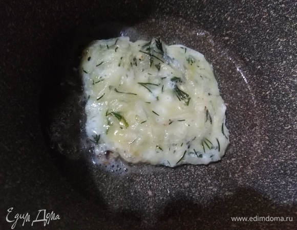 На разогретую сковороду с растительным маслом ложкой выложить порцию кабачков.