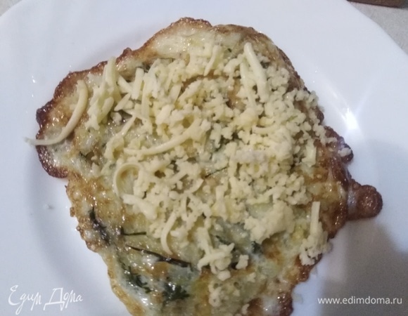 Обжарить с двух сторон, снять со сковороды, посыпать натертым сыром — и так каждый слой.