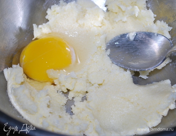 В большой миске смешайте масло комнатной температуры с сахаром, добавьте ванильный сахар по вкусу.
