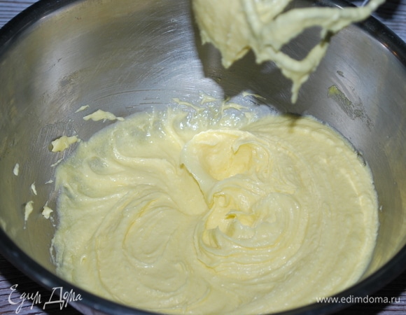 По одному добавьте желтки, взбейте миксером до пышного состояния. За счет желтков тесто у печенья будет рассыпчатое.