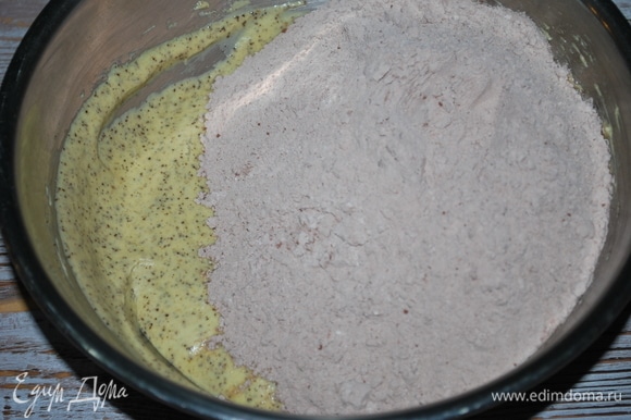 Муку перемешайте с разрыхлителем, какао и солью, добавьте в миску и заместите руками тесто.