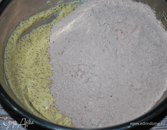 Муку перемешайте с разрыхлителем, какао и солью, добавьте в миску и заместите руками тесто.