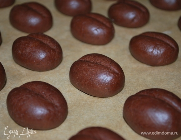 Сформируйте продолговатое печенье, посередине сделайте неглубокую полосу, деревянной палочкой или тупой стороной ножа. Противень застелите пергаментом, выпекайте печенье при 170°C примерно 20 минут.