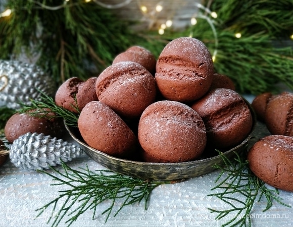 Готовое печенье посыпьте сахарной пудрой и подавайте к столу. Счастливых новогодних праздников!