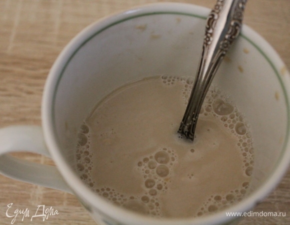 В теплой воде разводим дрожжи.