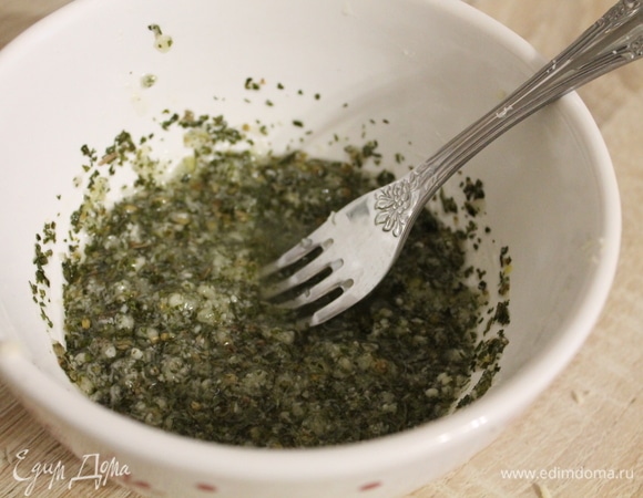 В миске соединяем сухую петрушку с измельченным чесноком, добавляем 1 ст. л. масла.