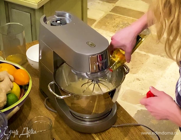 Приготовить тесто: в чаше комбайна соединить яичные желтки, мед и сахар и взбить насадкой-венчиком, затем, продолжая взбивать, всыпать измельченные орехи и соду, влить уксус и вымешать все на маленькой скорости.