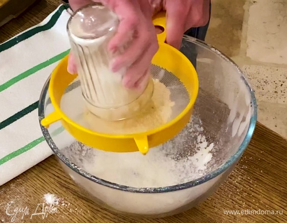 Добавить 150 г предварительно размягченного сливочного масла, все вымешать, затем всыпать просеянную муку и вымешать тесто до однородной консистенции.