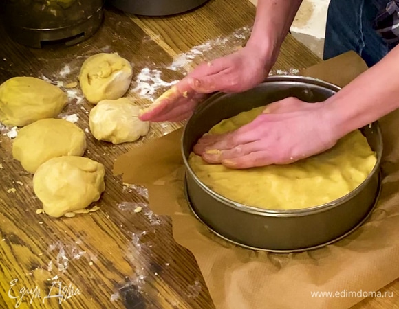 Разделить тесто на 6 частей, каждую часть равномерно распределить по дну разъемной формы, застеленной бумагой для выпечки, смазанной сливочным маслом.