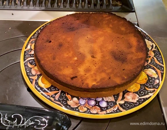 Часто наколоть тесто вилкой и выпекать каждый корж по 10 минут, затем остудить.